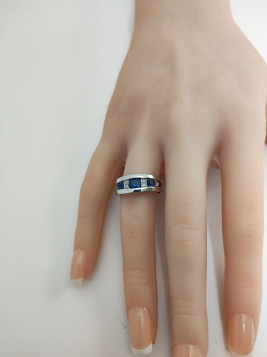 Anel jonc cravejado de safiras e diamantes em ouro branco 18k 