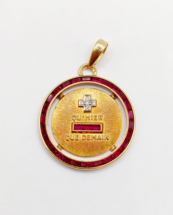 Pendentif AUGIS - ULTRA RARE Médaille d'amour 23mm or jaune, diamant et rubis calibrés  "+ qu'hier - que demain" 58 Facettes A03182