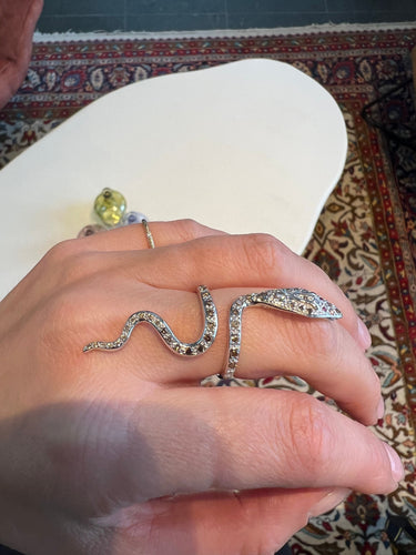 stor ormring i vitguld med naturliga diamanter