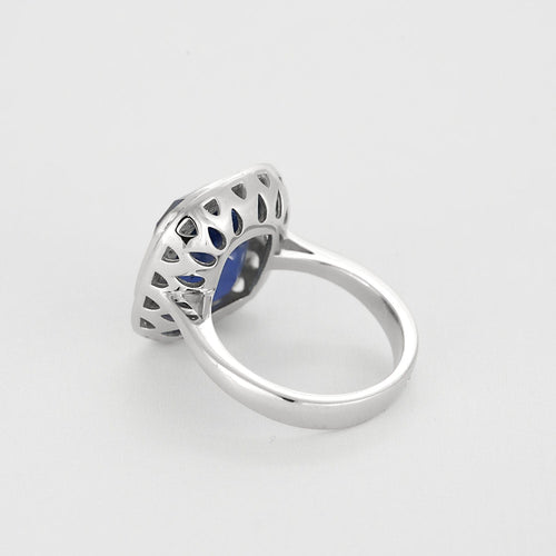 Ring i hvitt gull med en sentrert, uoppvarmet Ceylon-safir omgitt av diamanter 