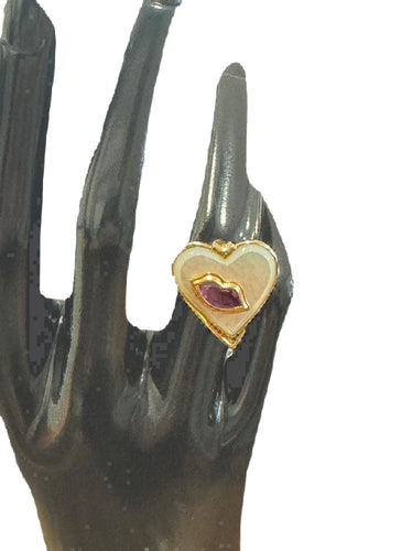 Bague 54 Bague en or jaune, coeur nacre et rubis 58 Facettes