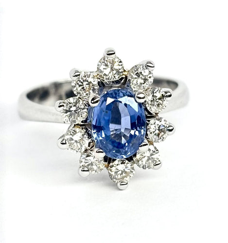 Bague Bague Lady Di moderne en or blanc avec saphir naturel de Ceylan et diamants 58 Facettes Q403B