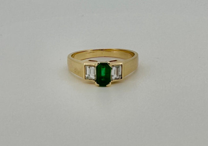 Bague 57 Bague or jaune, émeraude et diamants 58 Facettes