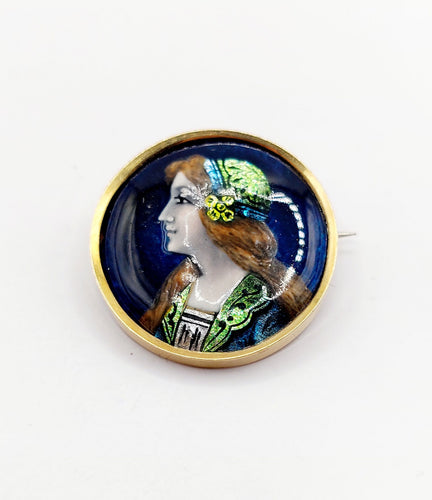 Broche Broche Art Nouveau Limoges or jaune, plaque émaillée à la jeune fille (circa 1900) 58 Facettes A06388