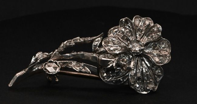 White Gold Flower Brooch Adorned With Diamonds