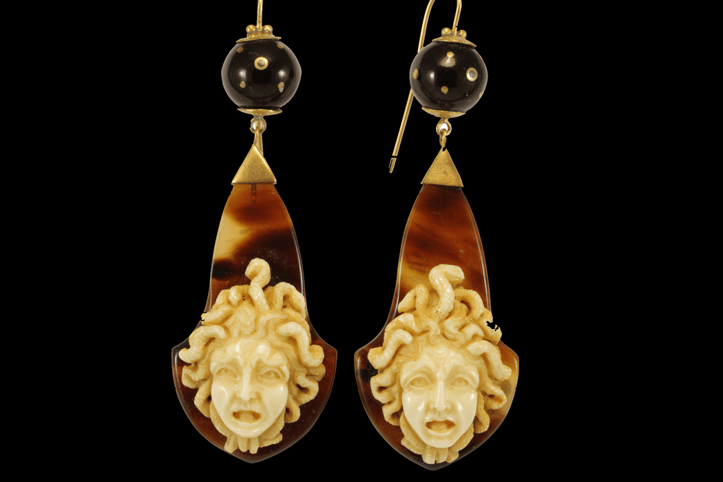 Boucles d'oreilles Boucles d'oreilles antiques en or et écaille de tortue camées ivoire 58 Facettes 7478
