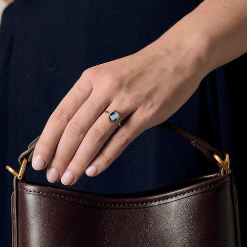 Gullring med en Kamee 