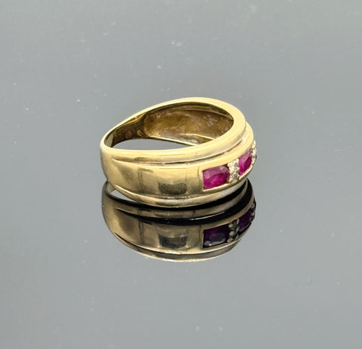 Bague 55 Bague style jarretière en or jaune sertie de rubis et diamant 58 Facettes