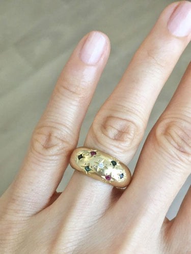 Bague 51 Bague boule en or jaune, diamant, rubis, saphirs, émeraudes 58 Facettes