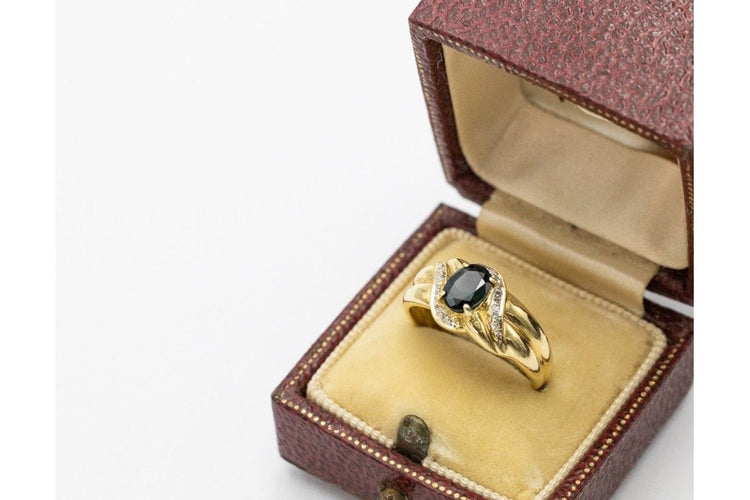 Vintage francuski zlatni prsten sa safirom i dijamantima. 