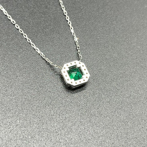 Collier Collier pendentif Emeraude de Colombie entourage Diamant, or blanc 58 Facettes