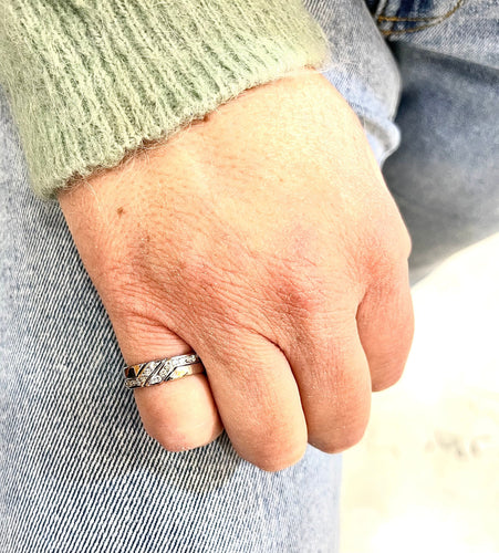 Bague 49 Bague entrelacée en or blanc, et diamants 58 Facettes