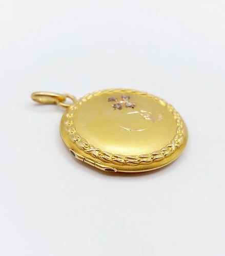 Pendentif Pendentif porte photo Art nouveau or 18k couronne de laurier ,fleur ciselée et diamants taille roses (circa 1910) 58 Facettes A05229