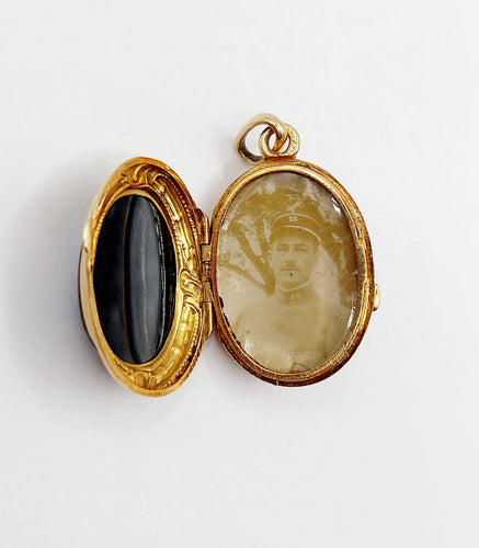 Pendentif Pendentif porte photo souvenir antique or jaune 18k plaques noires, croix et étoiles (circa 1900) 58 Facettes A06198