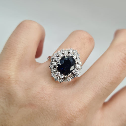 Bague 52 Bague or blanc, saphir et diamants 58 Facettes