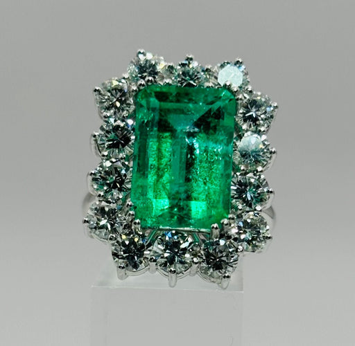 Bague 54 Bague en or blanc avec émeraude centrale et diamants 58 Facettes 50200