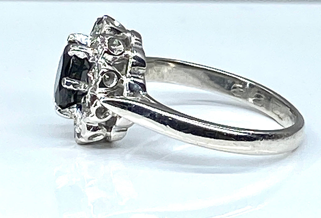 Weißgold-Saphir- und 10-Diamant-Ring