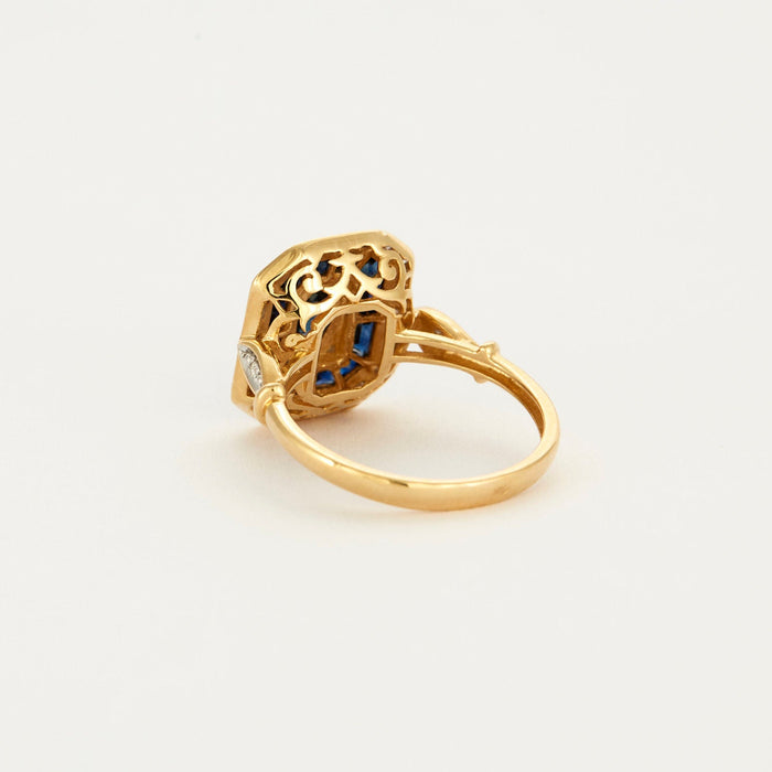 Ring in art-decostijl met saffieren en diamanten in geel goud