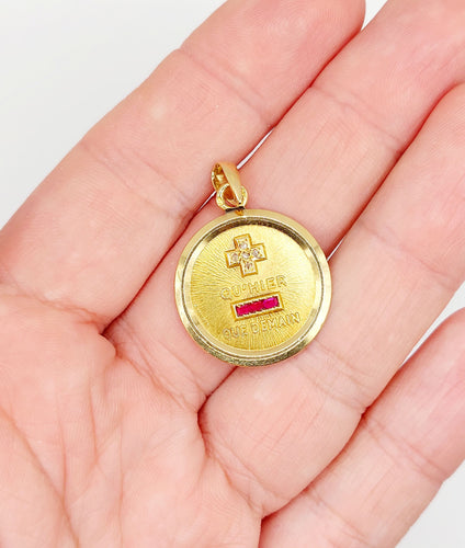 Pendentif AUGIS - Pendentif médaille d'amour  23mm or jaune et rubis  "+ QU'HIER - QUE DEMAIN" 58 Facettes A06325