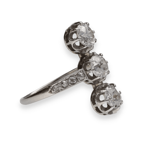 Bague 55 Bague ancienne vers 1930 en or gris 18K et platine avec 3 diamants taille ancienne - Taille 55 58 Facettes FB09772