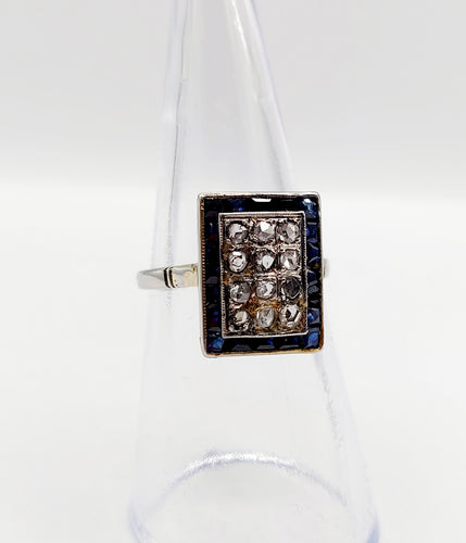 Pierścionek marquise art déco z białego złota 18k z diamentami i szafirami kalibrowanymi (około 1920) 