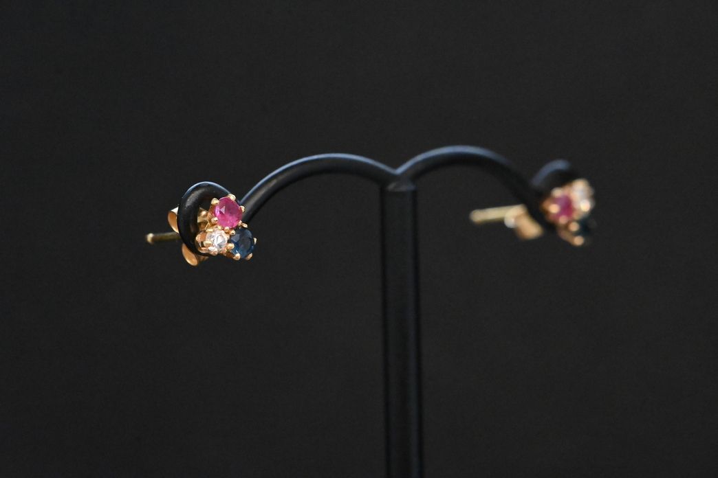 earrings in 18-carat gold adorned with a sapphire, a ruby and a diamond