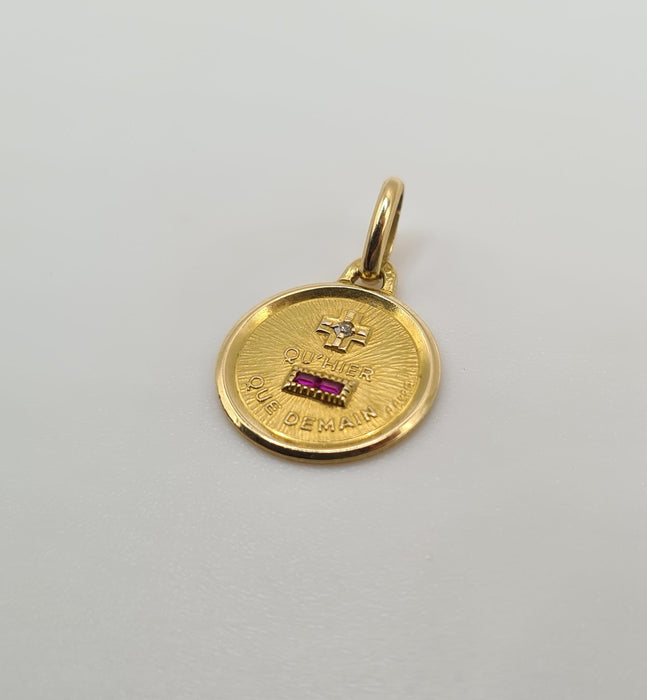 Yellow gold pendant set with a diamond and ruby