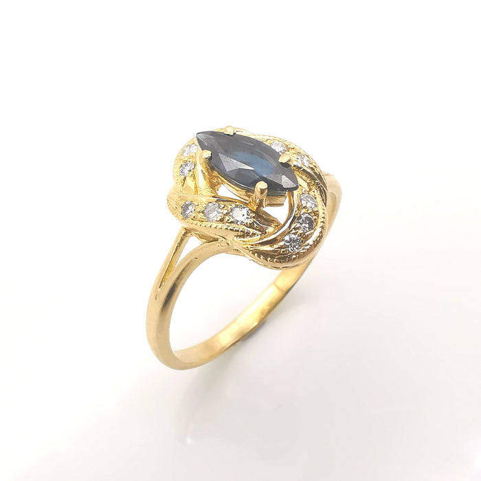 anillo de oro engastado con zafiro y diamantes