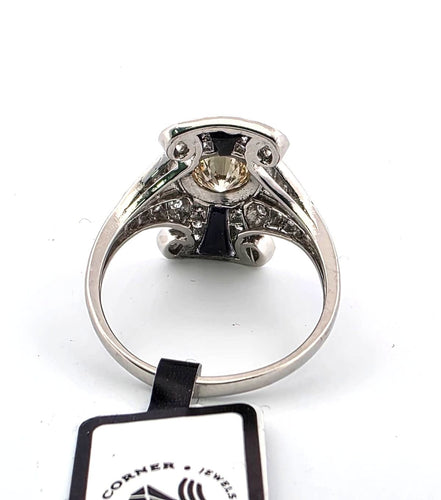 Platinainen sormus, jossa on merkittävä keskimmäinen timantti ja timantteja 