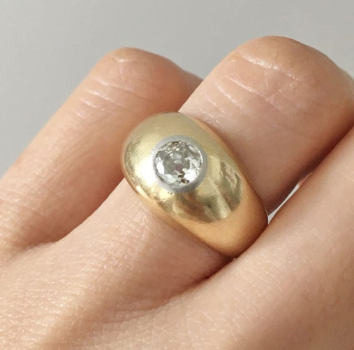 Bombierter Ring aus Gelbgold und Diamant 