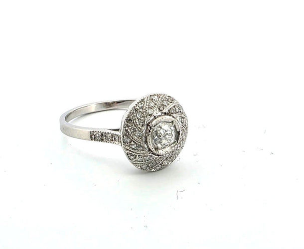Bague 58 Bague en platine avec diamant central et diamants environnants 58 Facettes