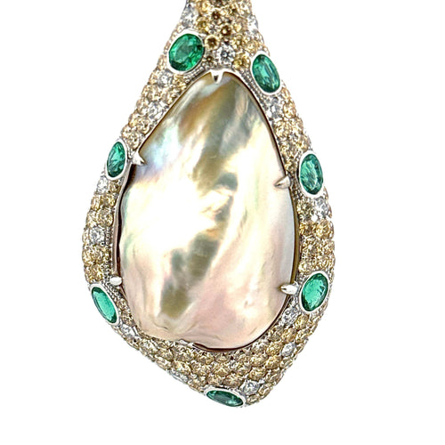 Collar de oro blanco, perla (Mabe) de Tahití, esmeralda y diamantes naturales 