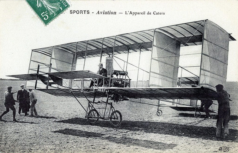 Broche Les Ailes de l'Histoire : Un hommage en diamant à l'aviation belge 58 Facettes 18256-0157