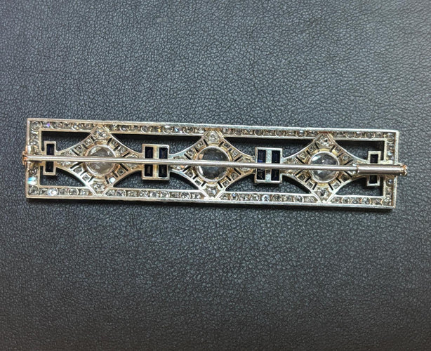 Broche Art Déco en platine avec diamants taille rose et saphirs calibrés
