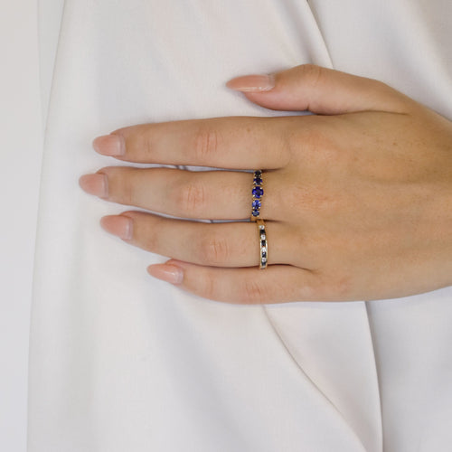 Bague 54 Bague en or jaune avec cinq saphirs bleu foncé taille ronde 58 Facettes 2407003