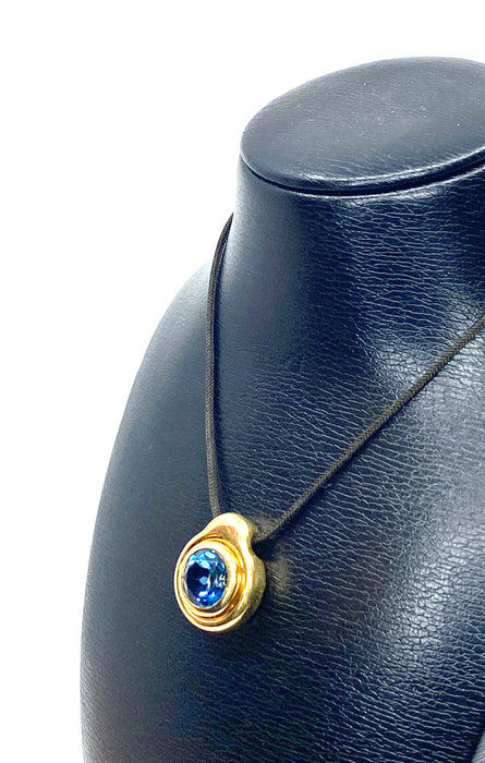 Yellow gold and blue topaz pendant