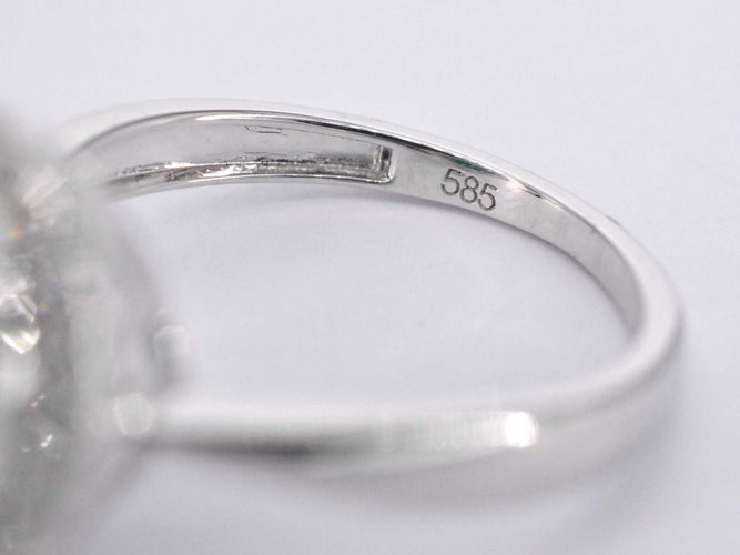 Bague 54 Bague entourage en or blanc avec diamants et émeraude 58 Facettes 2061