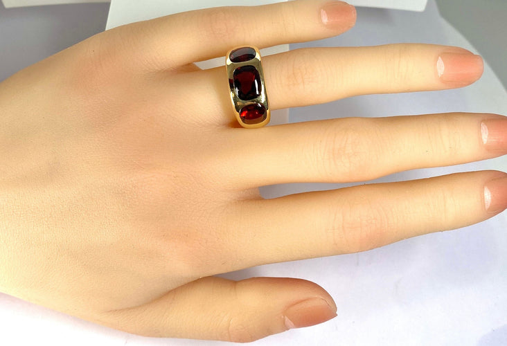 Bague 51.5 Bague en or jaune 18 carats ornée de 3 grenats 58 Facettes AB563