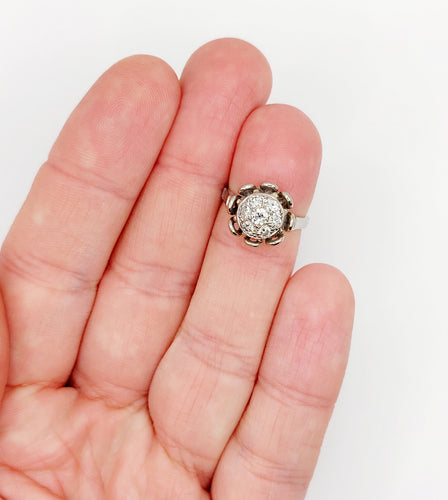 Prsten u obliku cveta art deco od belog zlata 18k i 0,40 karata dijamanta stare bruse (oko 1950) 