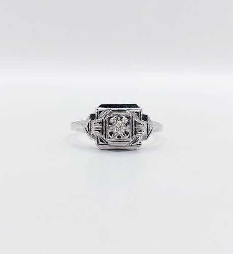 Bague 53 Bague art deco or blanc 18k ornée d'un diamant rond dans une monture géométrique finement travaillée (circa 1930) 58 Facettes A04979