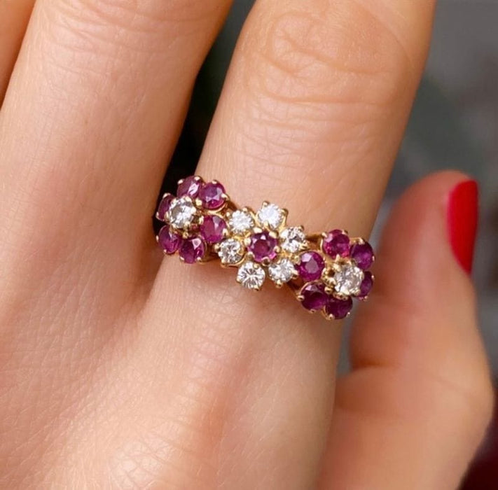 Bague 54 Bague or jaune, fleurs rubis diamants 58 Facettes