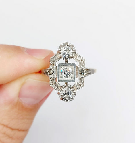 Bague 64 Bague tank Art Déco or jaune et Platine, diamants, monture géométrique (circa 1920) 58 Facettes A05582