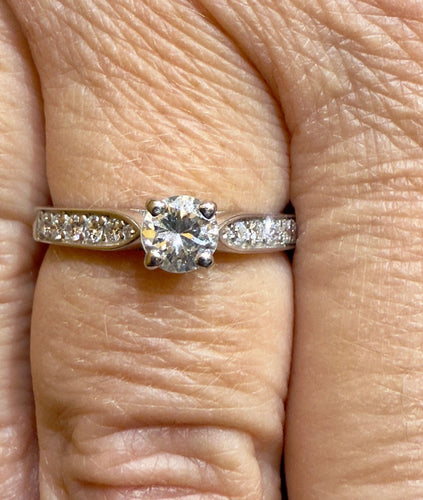 Bague 54 Solitaire en or blanc et diamants 58 Facettes