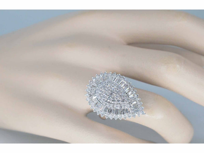 Bague 54 Bague entourage exclusive en or blanc en forme de larme avec diamants 58 Facettes 2039