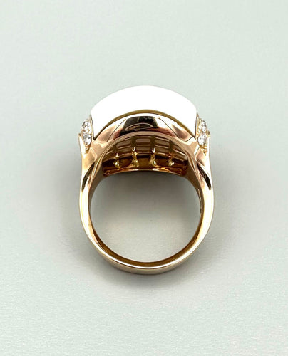 CHIMENTO. Anello in oro rosa, agata bianca e diamanti 