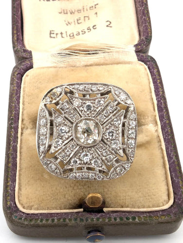 Bague 56 Bague en platine avec diamant central et diamants environnants 58 Facettes