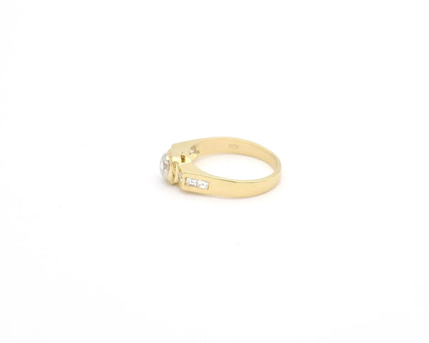 Bague Bague en or jaune avec un diamant central de 0,38 ct et des diamants latéraux 58 Facettes 13727