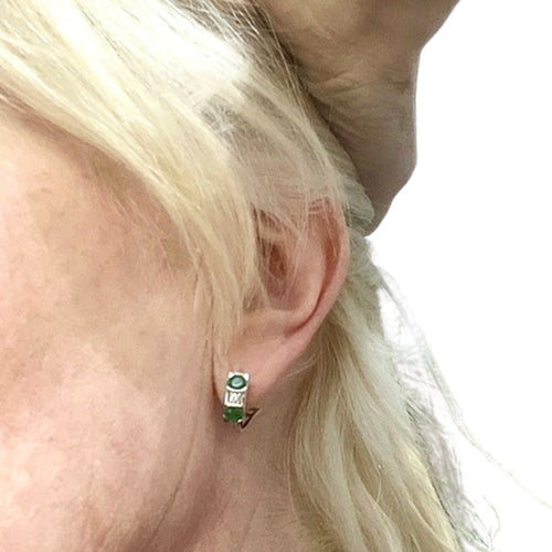 Boucles d'oreilles BOUCLES D'OREILLES AU DESIGN CONTEMPORAIN DU XXE SIÈCLE EN OR 18 KT AVEC DIAMANTS ET ÉMERAUDES 58 Facettes Q96B