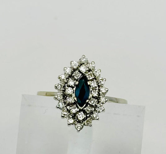 Bague 55 Bague en or blanc avec saphir central et halo de diamants 58 Facettes 50293