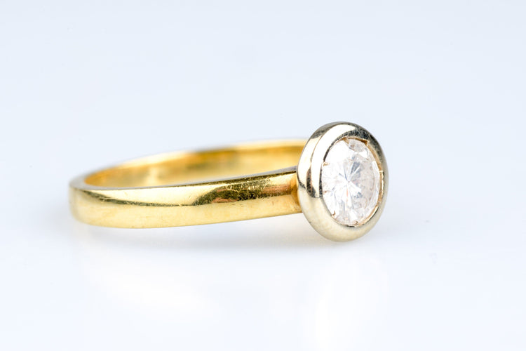 Bague 54 Bague solitaire en or jaune, serti clos d’un diamant rond brillant o,70 ct 58 Facettes 312231